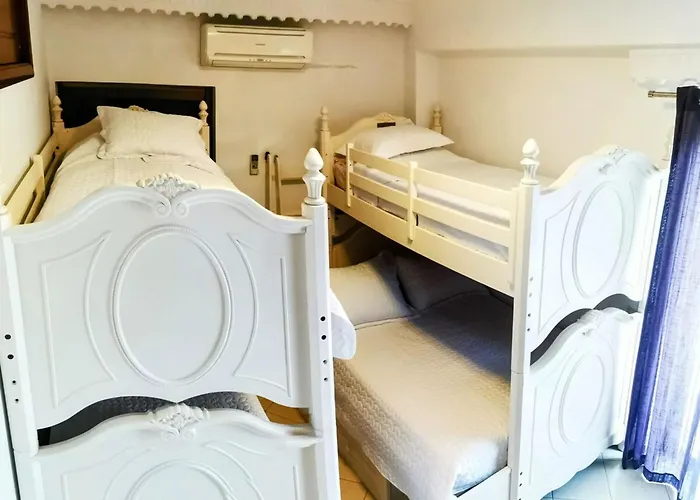 Daire Douranakis House Seaview